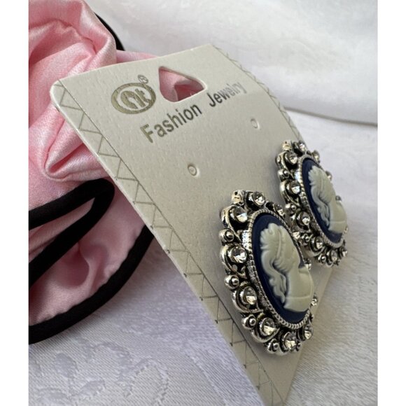 Classic Cameo CZ Blue Cream Silver Tone Oval Earrings NEW W Gift Bag - Picture 7 of 9
